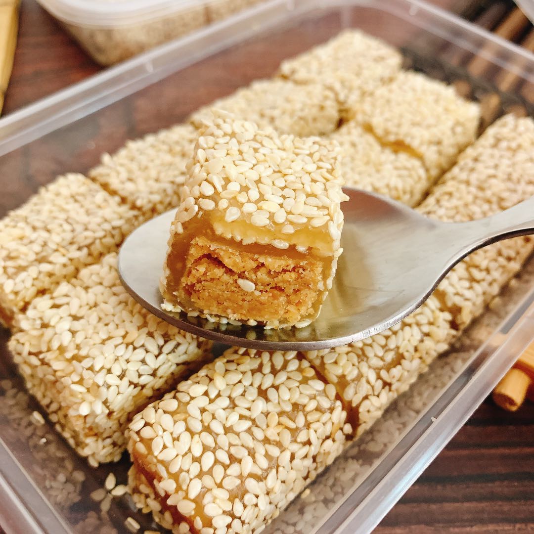 Guangdong Chaoshan special production of sesame coconut duck neck salty sugar soft cake snack snack delivery gifts