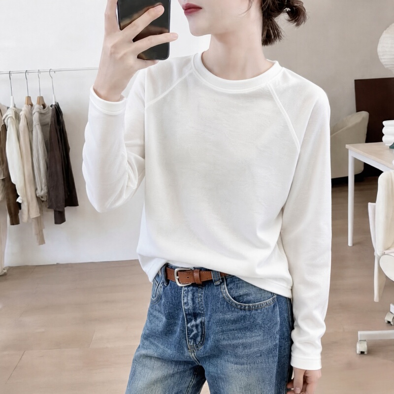 European Style White Long-Sleeve T-Shirt for Women, 2026 New Autumn Simple Loose Fit, Age-Reducing Inner Layer Base Shirt Top, Trendy