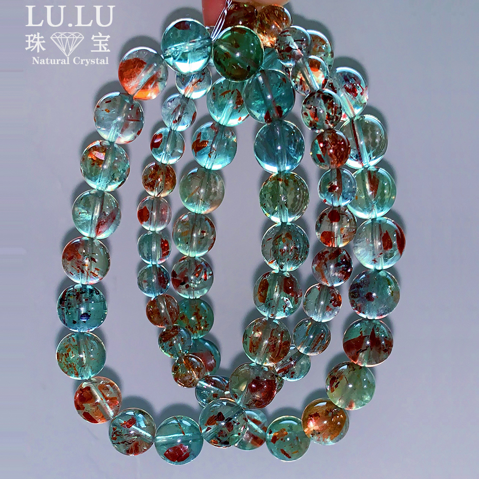 緑の背景に浮かぶ花 アルーシャのブレスレット 池の鯉のような赤い花が緑の背景に浮かぶ緑柱石の共生 黄金の太陽が美しく見える