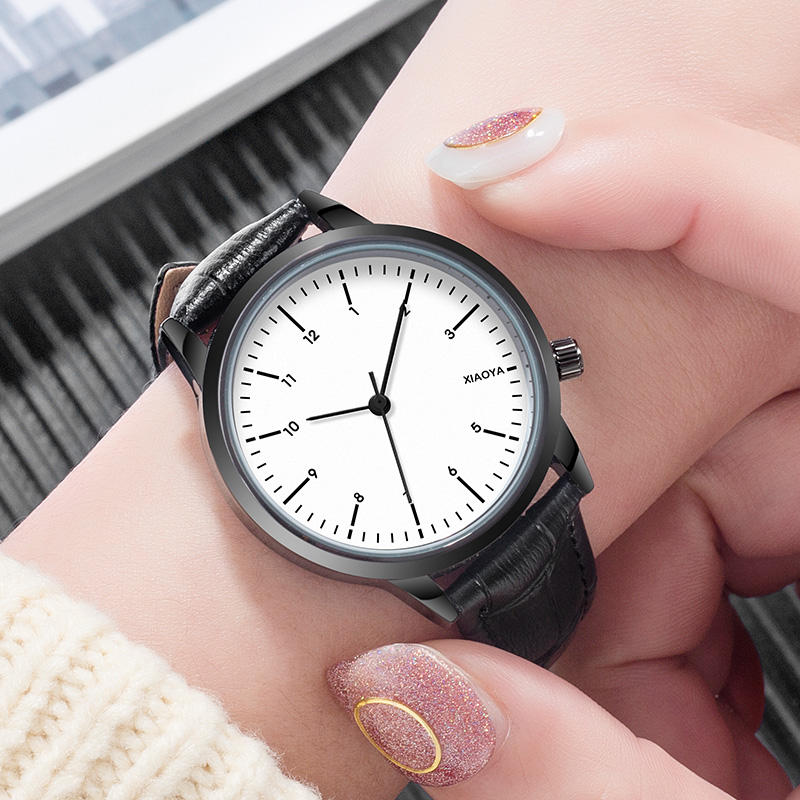 часы студент. Hobll часы. человек держит часы.