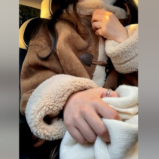 Retro Brown Horn-Button Lamb Plush Outwear for Women in Autumn and Winter, Korean Style, Very Good-Looking, Fleece-Lined and Thickeneded Hooded Outwear