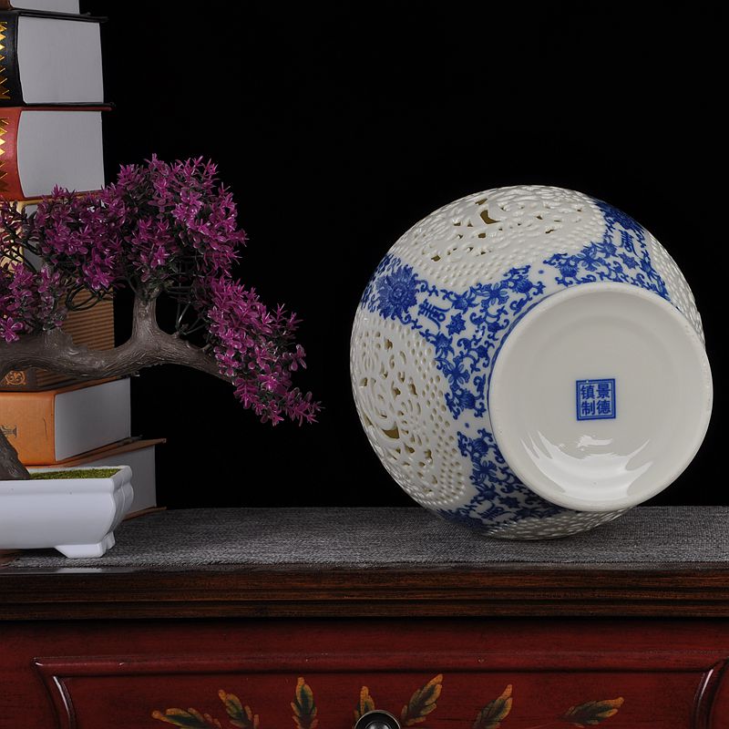 Jingdezhen ceramics ivory hollow out of the blue and white porcelain vase modern household act the role ofing is tasted furnishing articles [large] sitting room