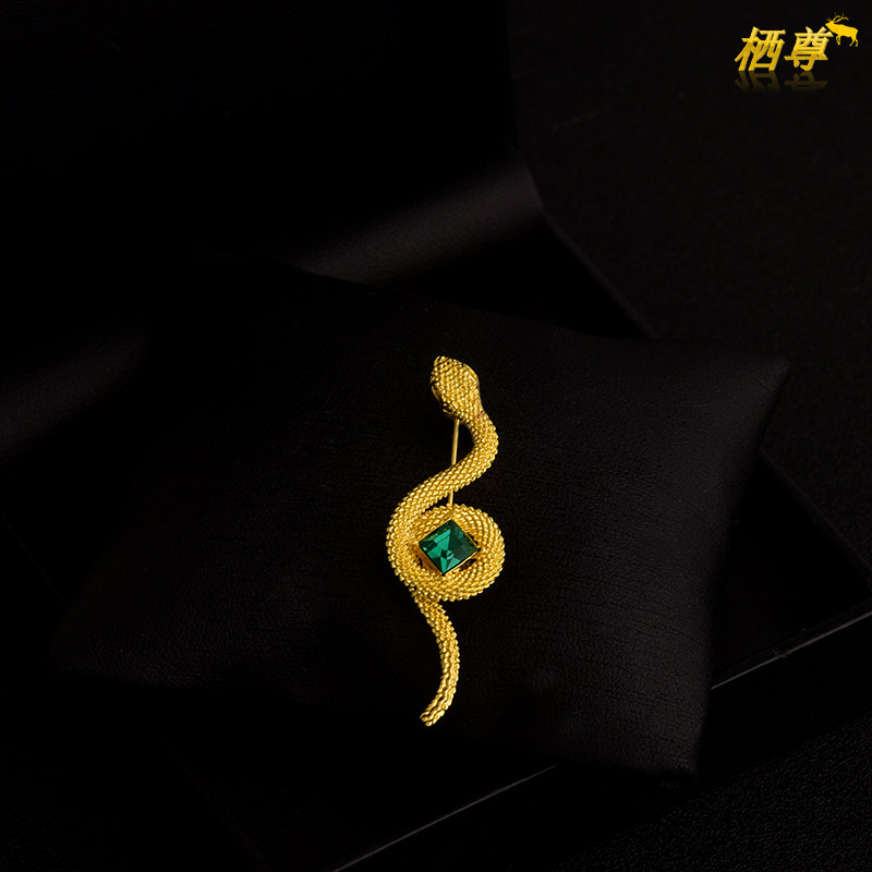 High-end women's zodiac snake brooch, unique design, personalized corsage, snake year pin, anti-exposure buckle, clothing accessory.