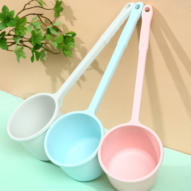 Long handle plastic water scoop baby wash water spoon Kitchen thickened water scoop water scoop Children Baby Bath scoop