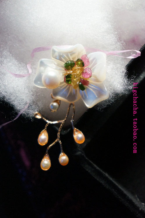 Emerald clothes white jade people don't teach Zhu powder Dirty Innocence Natural Basil Deep-sea Mother Bay Brooch