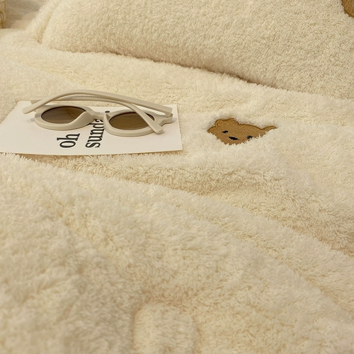 Антарктическое кашемирное стеганое одеяло ягненка было утолщено хлопковыми стегаными одеялами зимой и теплым общежитием. Одиночная весна и осень были универсальными