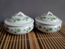 Cultural Revolution era old oil box powder box Cultural Revolution Jingdezhen porcelain pair green glaze flower pattern old porcelain box old goods Fidelity