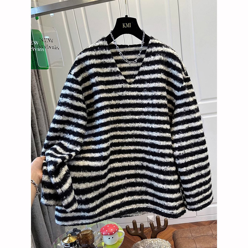 Black and White Contrast Color V-Neck Stripesd Lamb Wool Pullover Sweatshirt for Women in Autumn and Winter, Loose, Lazy and Versatile Furry Top