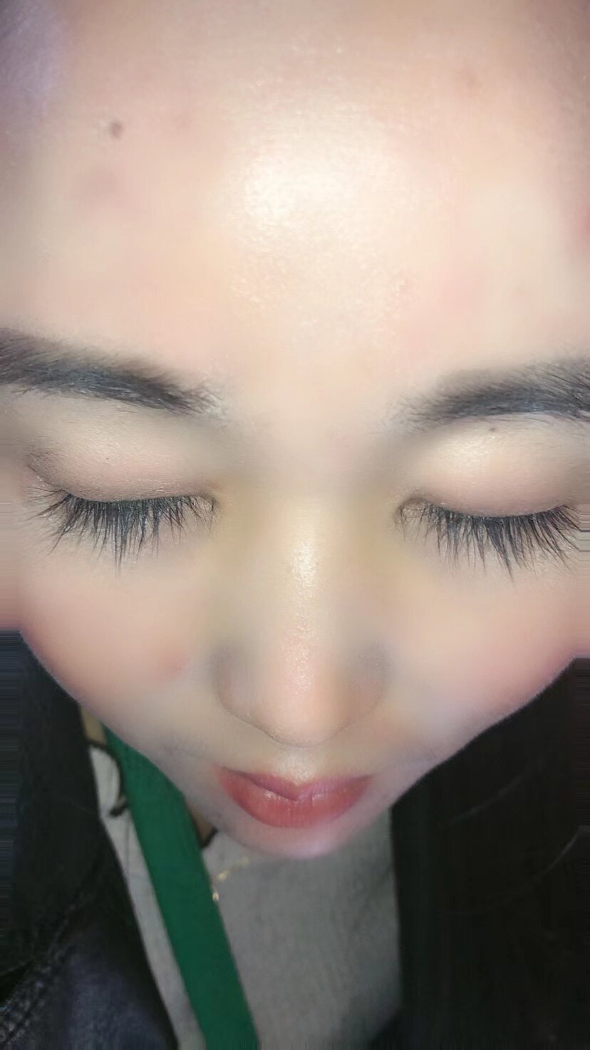 涂艳睫毛铺