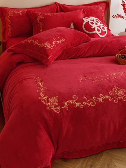 Neues vierteiliges Set aus Milchsamt im chinesischen Stil für Hochzeiten, großes rotes Doppel-Glücksstickerei-Hochzeitsbettbezug, Korallensamtblätter, Winterbettwäsche