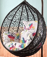 Черный без поручника висит синий