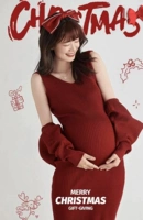 Бордовое платье без рукавов, накидка, заколка для волос