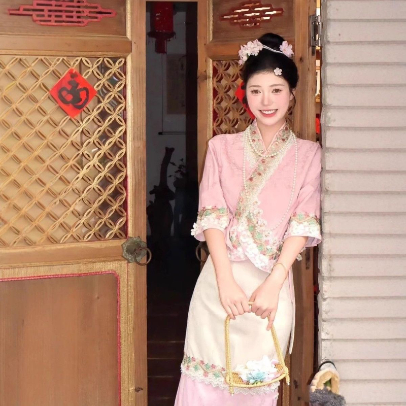 Dai Ethnic Clothing Tea Dress Small Cheongsam Skirt Set with Traditional Ethnic Characteristics for Travel Photography in Banna, Lijiang, and Dali Dai Ethnic Clothing Tea Dress Small Cheongsam Skirt Set with Traditional Ethnic Characteristics for Travel Photography in Banna, Lijiang, and Dali