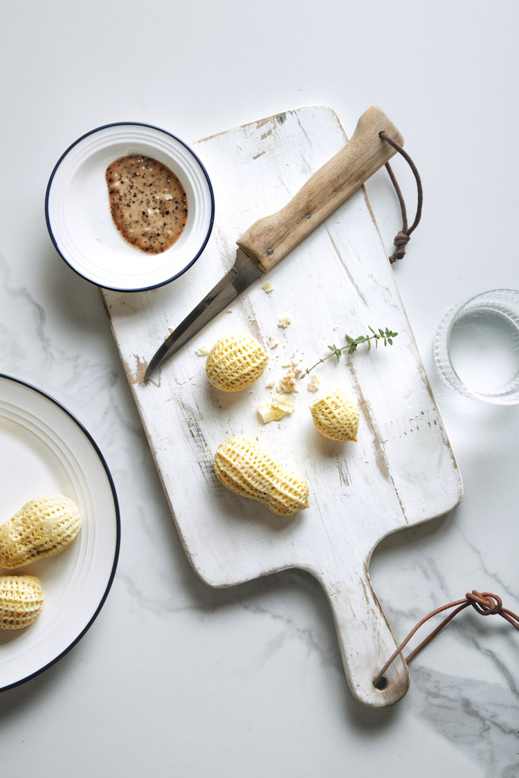 Vintage and old white chopping board chopping board bread board dessert board shooting props round rectangle