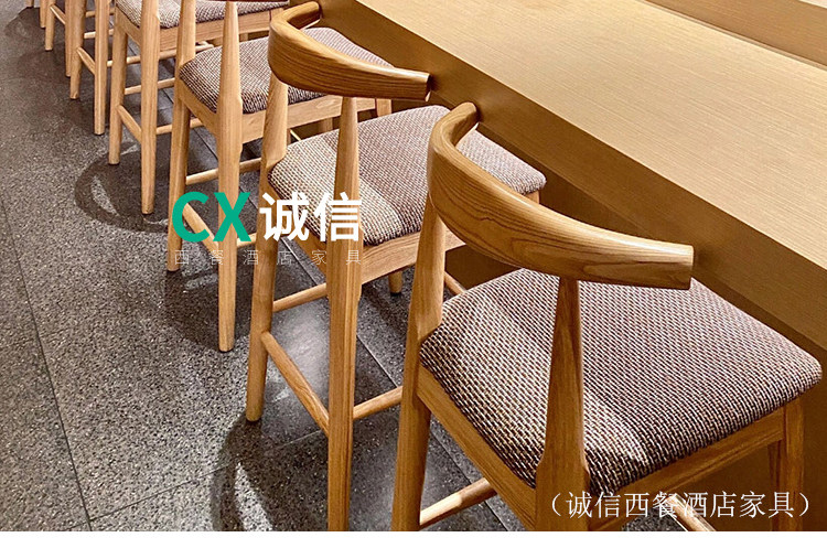 Впереди таблица суши и председатель.