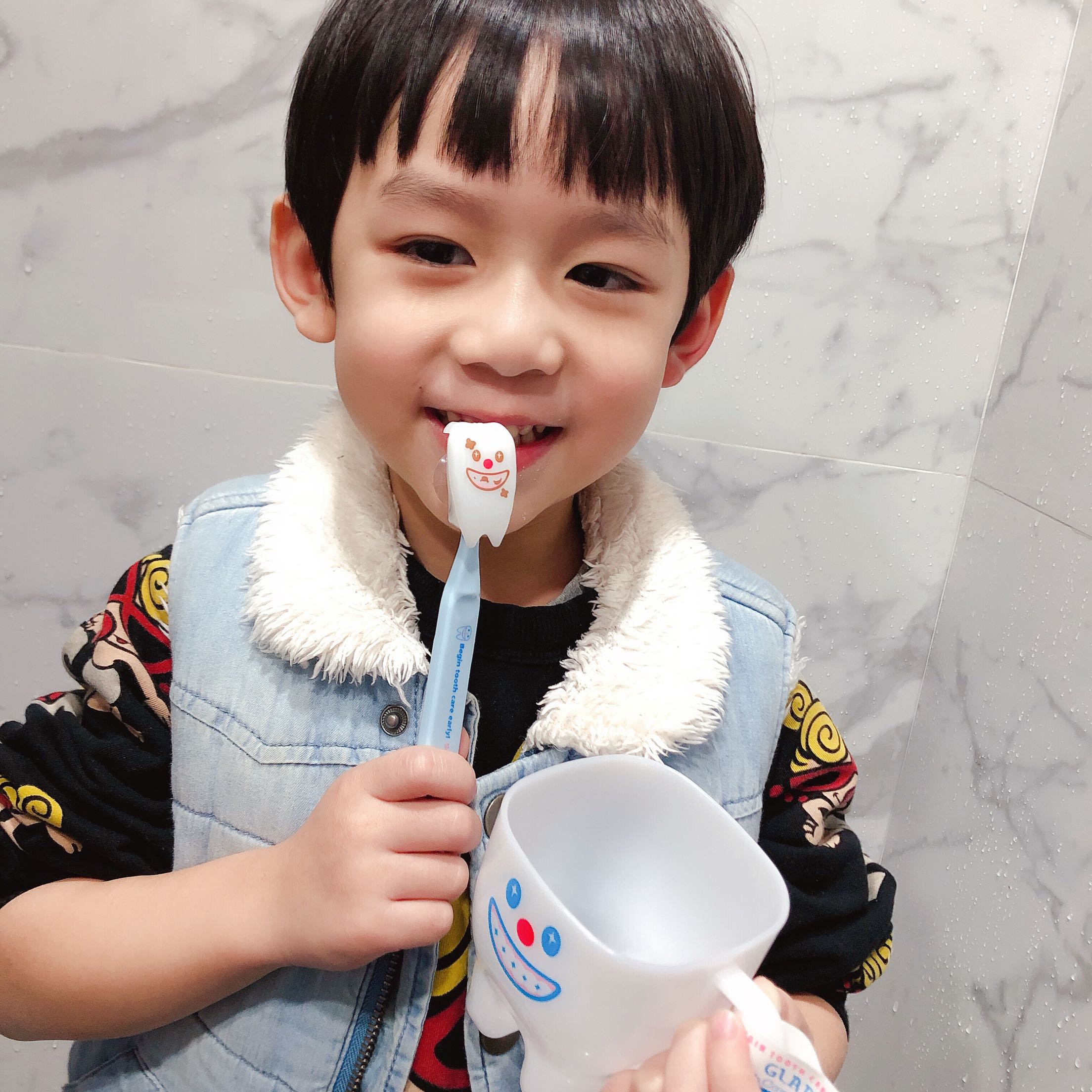 Too cute ~ Japan GLADEE banana tooth children toothbrush water cup gargling cup heat resistant 290ml Hong Kong Shunma