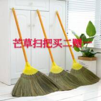 Man sweep the sweep of broomstick plant broomstick sweep the household school factory with mangrass broom sweep durable