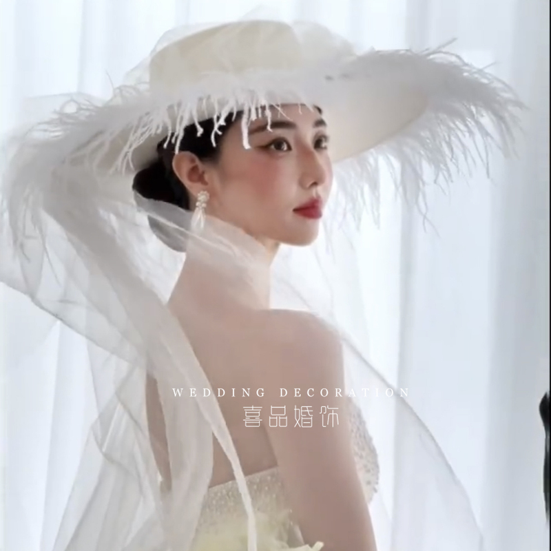 Street Photography of a Retro, Elegant, Luxurious Feather Hat, Bridal White Feather Hat, Noble Lady's Veil Hat