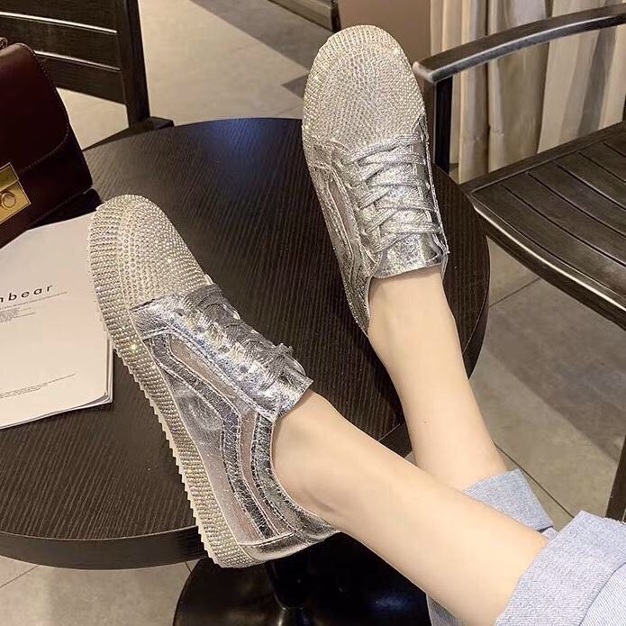 Kim takes Lin's clothing merchant bank Kim with Lin's bright drilling and hollowed-out and breathable casual shoes