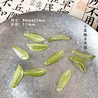 10 маленьких молодых листьев