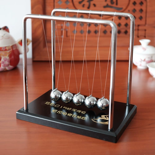 Мяч Ньютона ударил по мячу, чтобы прикоснуться к мячу Металлическо