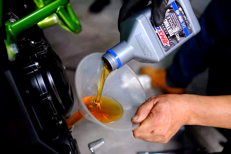 American original AMSOIL Anzo 10W-40 10W30 full synthetic locomotive oil strong and muted smooth and smooth