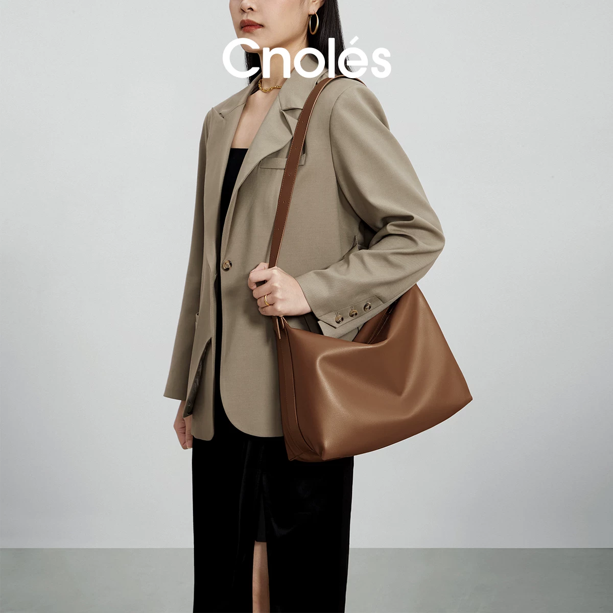 Capacious shoulder bag