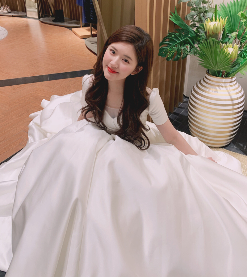 Main wedding dress 2020 autumn new word shoulder thin court retro Hepburn style long tail simple satin wedding dress