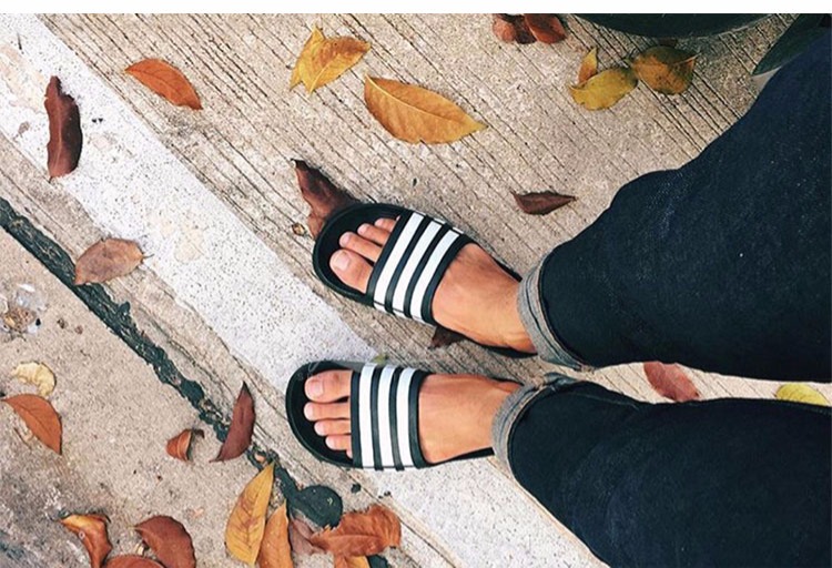 Adidas ba thanh màu đen và trắng Adidas xu hướng thể thao nam và nữ dép thể thao G15890 U43664 dép bít mũi