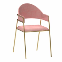 Розовый стульчик для кормления