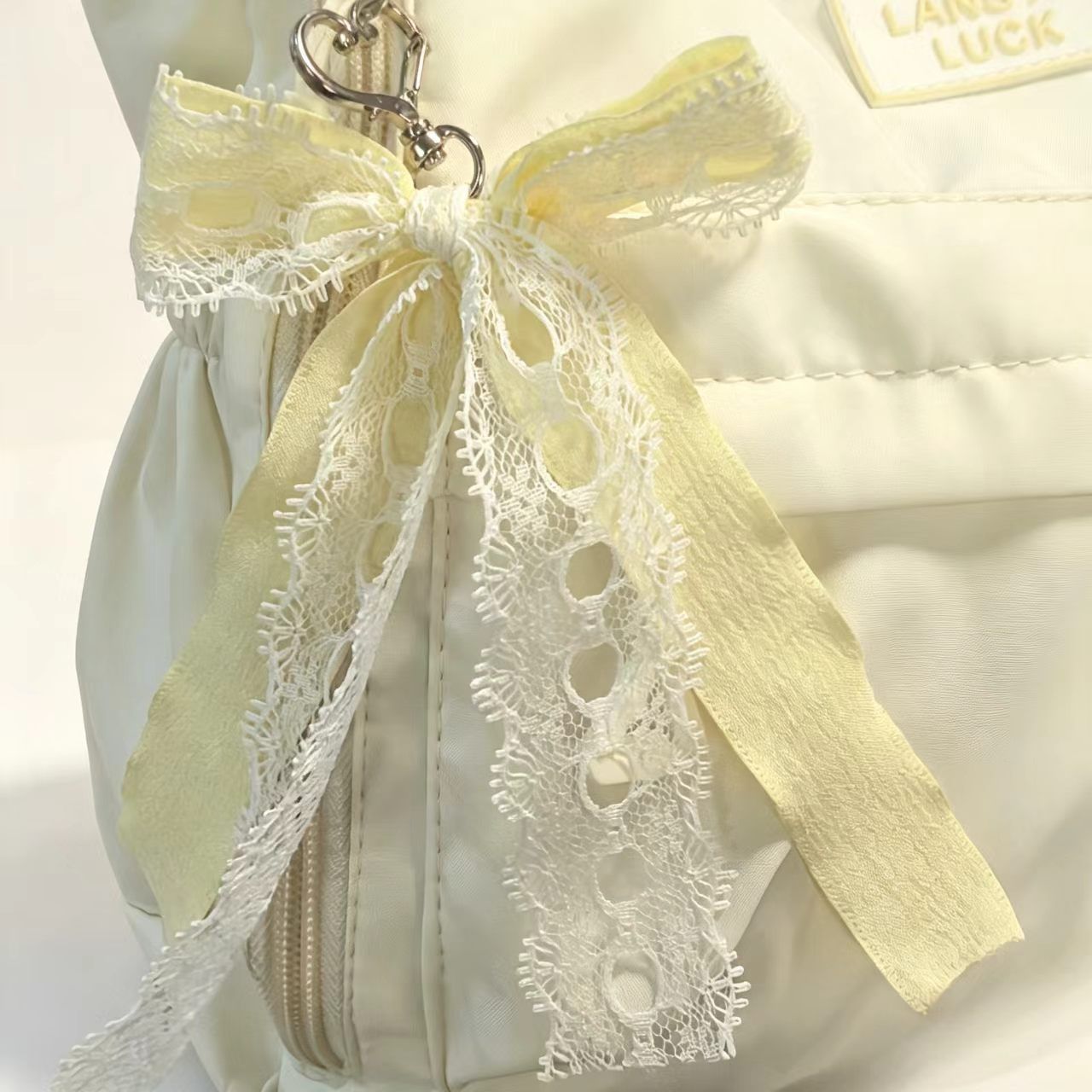 Miniature fresh and delicate pleated ribbon bow keychain charm, high-value bag pendant, exquisite popular online heart-shaped buckle.