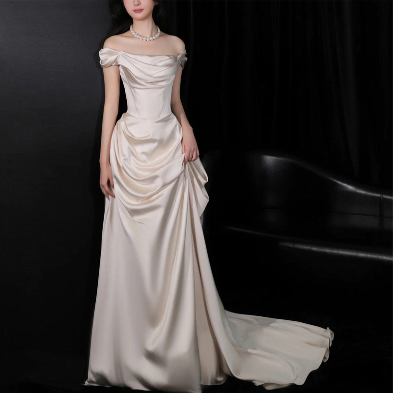 One-Shoulder Hepburn-Style Retro Satin Light Wedding Dress with High-Quality Texture, Bridal Reception Gown, Vintage Light Veil
