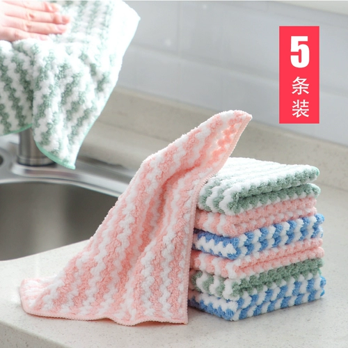 Мытье посуды с чистящей тканью Уличите на рабочем столе домашние кухонные принадлежности, нелегко приклеить масло, артефакт очистки полотенец с водой