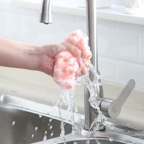 Мытье посуды с чистящей тканью Уличите на рабочем столе домашние кухонные принадлежности, нелегко приклеить масло, артефакт очистки полотенец с водой