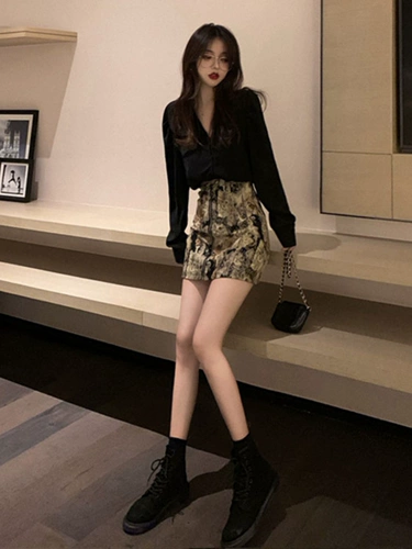 Весенняя небольшая дизайнерская рубашка, поясная сумка, мини-юбка, комплект, тренд сезона, V-образный вырез, высокая талия