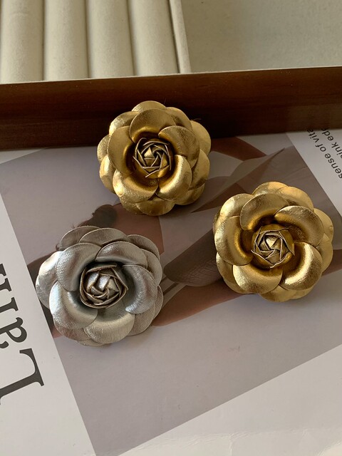 Retro French silver gold camellia flower brooch small accessory pin fashionable corsage small fragrance style pu leather texture