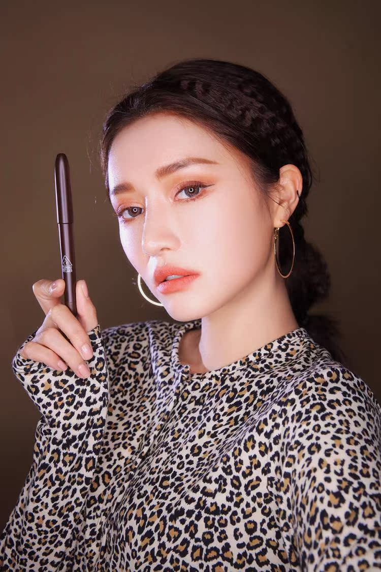 Màu chính hãng 3CE mới của Hàn Quốc kết xuất màu đầu lâu không nở hoa kẻ mắt không thấm nước bên mới - Bút kẻ mắt kẻ mắt lameila
