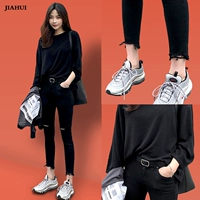 Черные брюки и вогнутые штаны ноги 