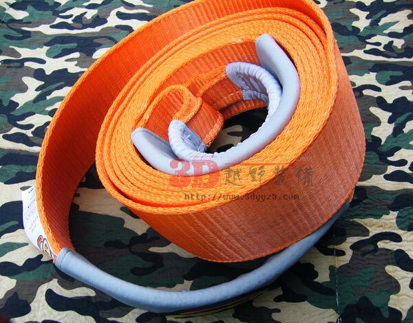 Держа дерево с помощью прицепа прицепа прицепа