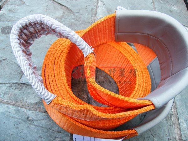 Держа дерево с помощью прицепа прицепа прицепа