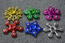 Fingertip gyro adult three-leaf finger gyro children interphalangeal spiral boy decompression Primary School students turn