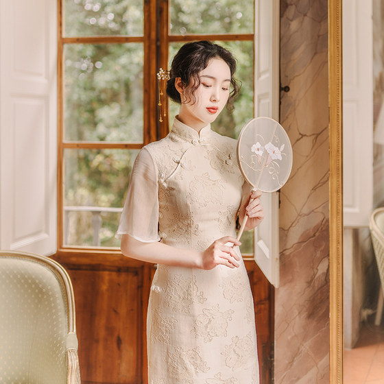 Lujin's homemade <Zhuang Sheng Xiaomeng> beige double-breasted, buttoned and slit girl's slimming improved version of the cheongsam dress