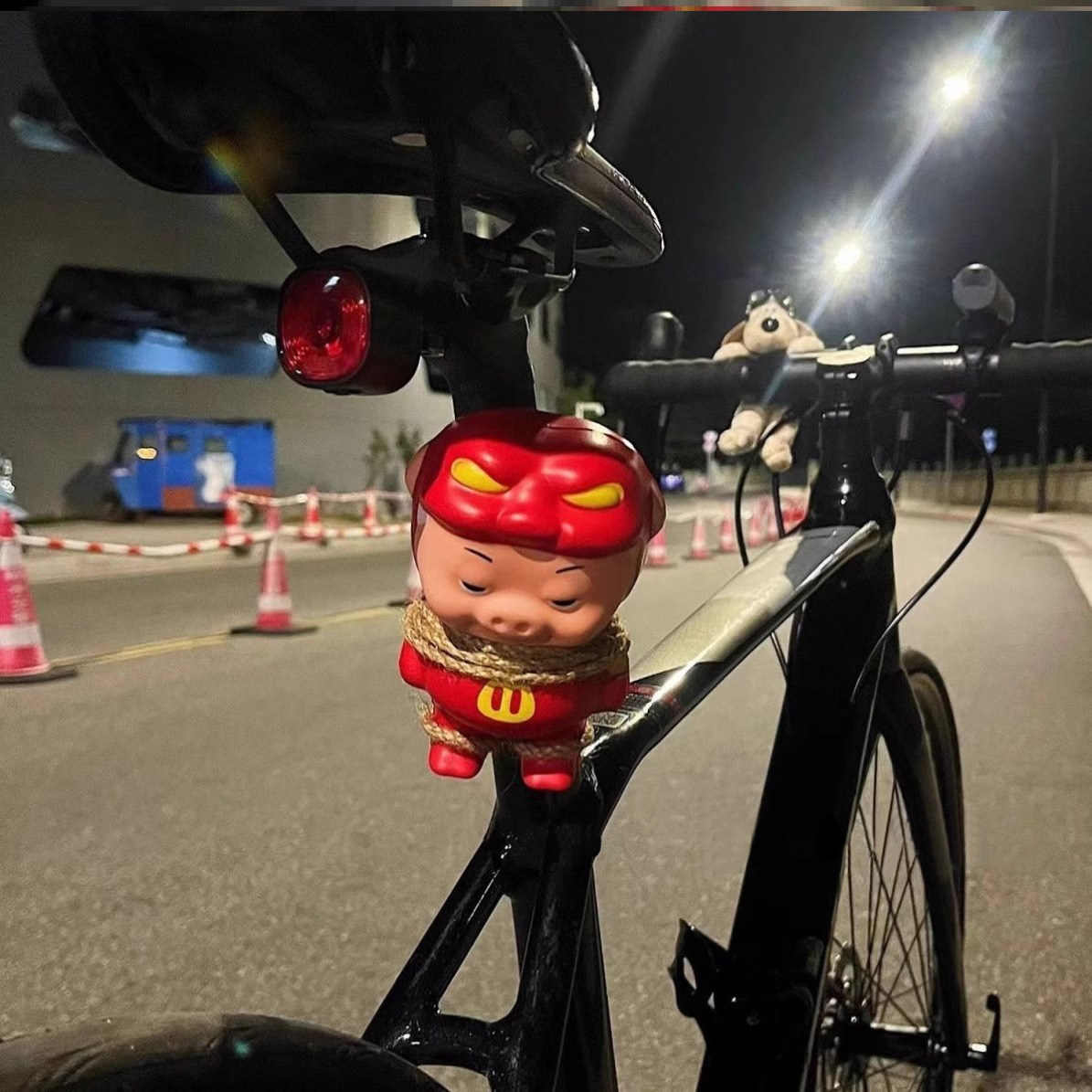 GG Bondの自転車装飾品、ロードバイクや電動自転車用のかわいい人形ペンダント、パーソナライズされたハンドルバーとテールライトのオーナメント。