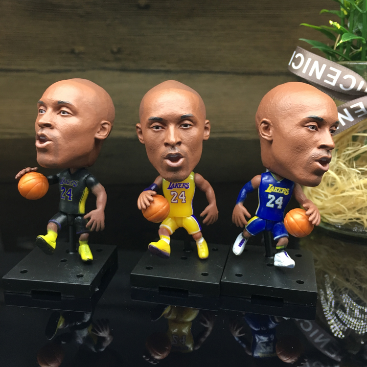 Basketball star Kobe Curry James Alphabet brother Irving gives boys gifts to play doll doll hand model