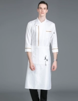 Белый лонгслив, юбка в складку, фартук