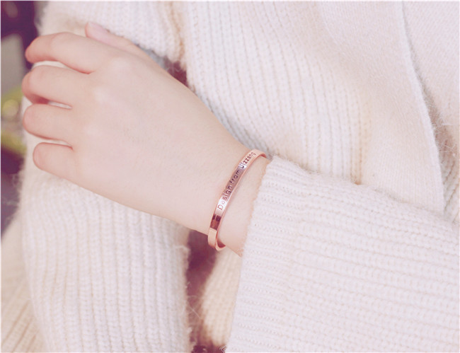 Ins net vòng tay đỏ nữ phiên bản Hàn Quốc của sinh viên hoa hồng đơn giản Jinsen gió lạnh chic titan thép nhỏ tươi vòng tay vàng 18k