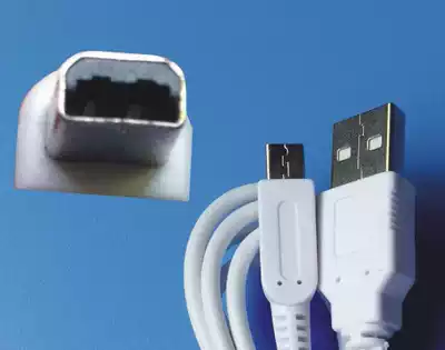 The new 3DS charging cable NDSi charging cable is inserted into the smartphone USB head is the NDSi 3DS charger
