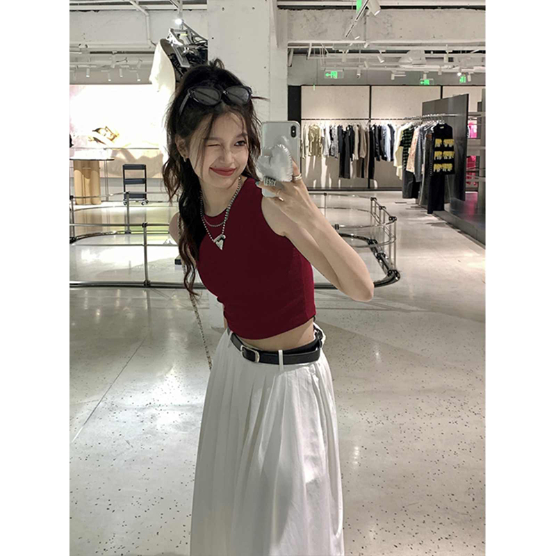 Retro Hong Kong Style Chic Burgundy Short Camisole for Women, Perfect for Summer Layering, Beautiful Sleeveless Top