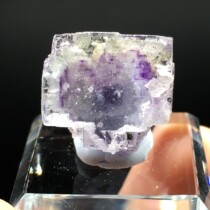 Yaogang Xian Fusheng permeable purple core fluorite There are small bubbles in fluorite Natural mineral crystal specimens Rough cat mine