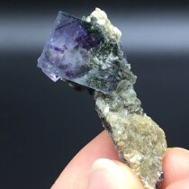 Hunan Yaogang Xian Zi fluorite and Jin Mica symbiotic natural rough mineral specimen ornaments Cat mine teaching science